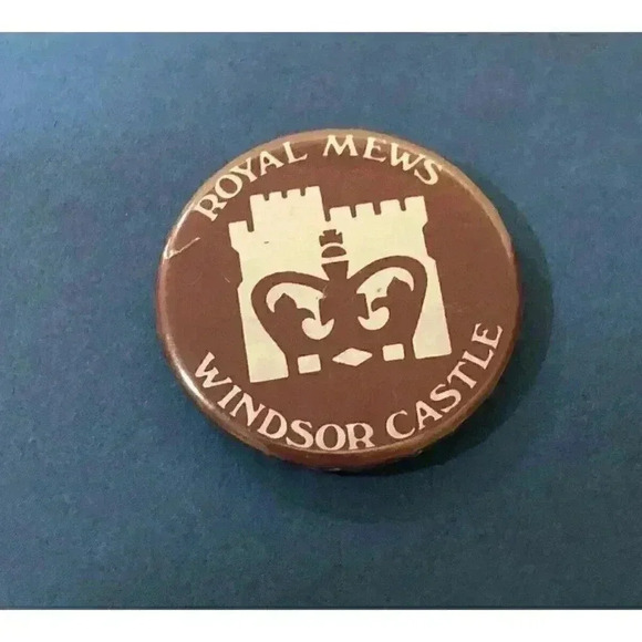 Vintage‎ Burgandy Royal Mews Windsor Castle badge Pin Button Pinback - Picture 1 of 2